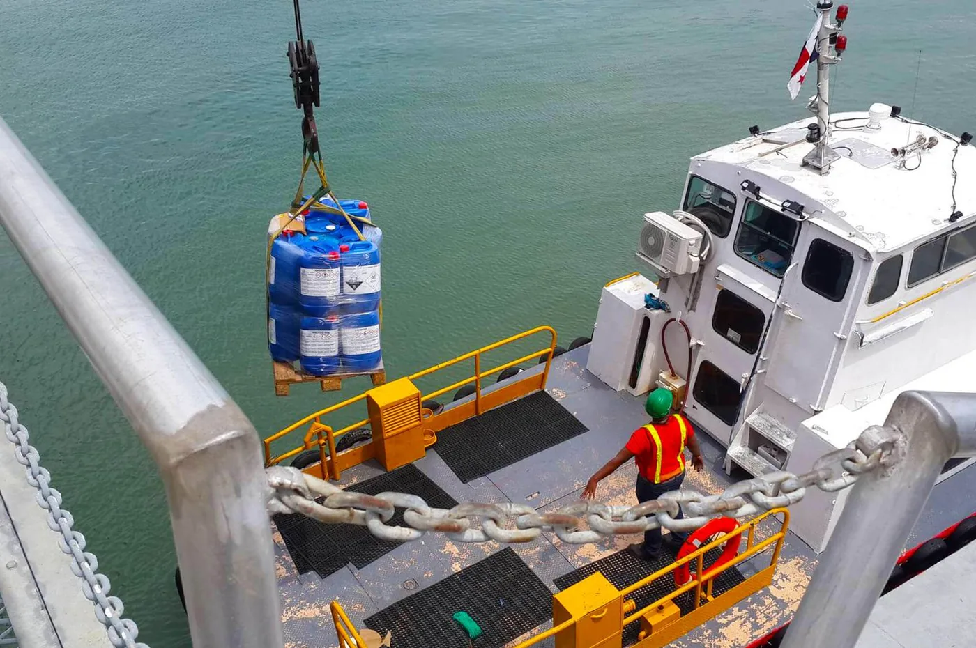 Heavy cargo offshore supply vessel
