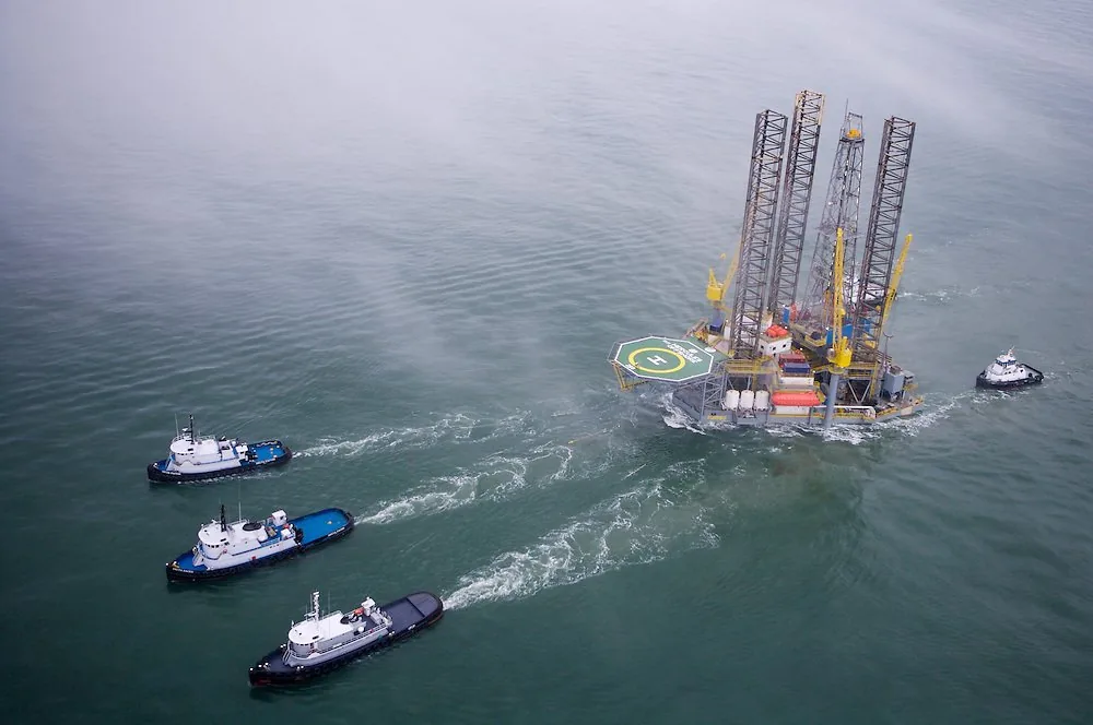 Jackup drilling rig tow