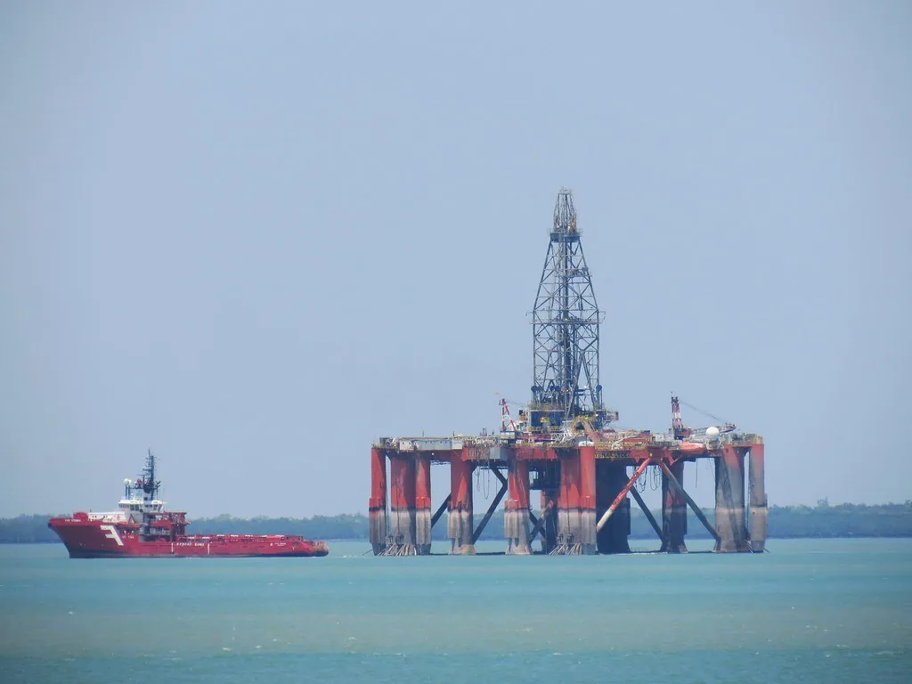 Semi-submersible drilling rig with PSV